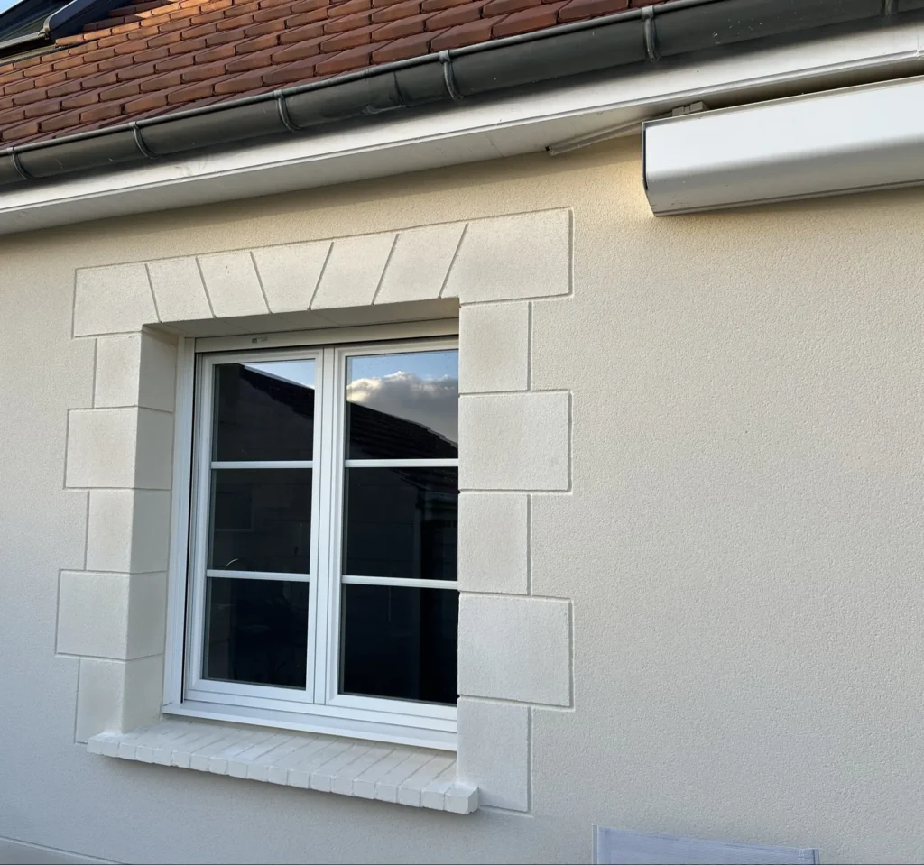 Encadrement de fenêtre en imitation pierre sur façade enduite à Maignelay-Montigny