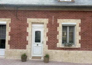 Façade en brique apparente avec encadrements en pierre