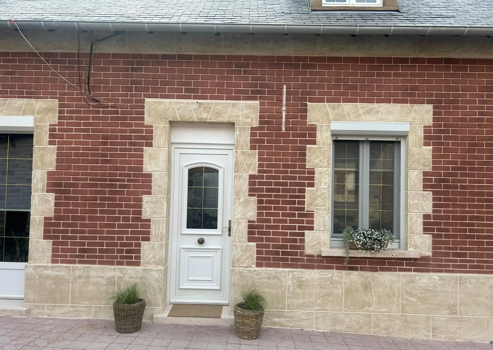 Façade en brique apparente avec encadrements en pierre