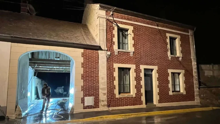 Façade en brique avec encadrements en pierre