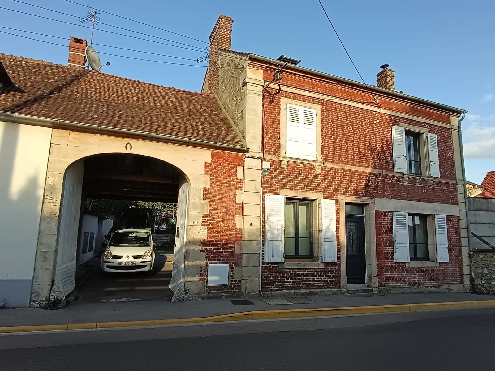 Façade de maison de ville en brique avec porche en pierre