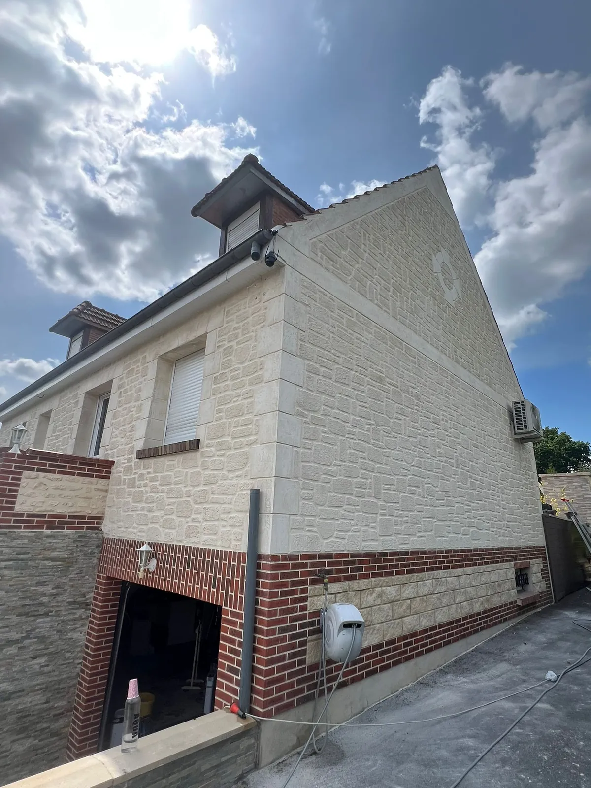 Façade en imitation pierre et brique avec garage dans l'Oise