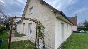 Maison en imitation pierre avec pergola