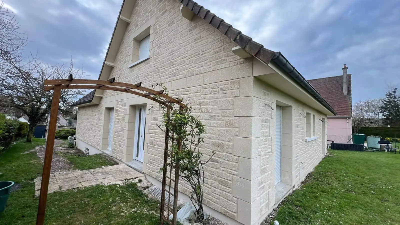 Maison en imitation pierre avec pergola