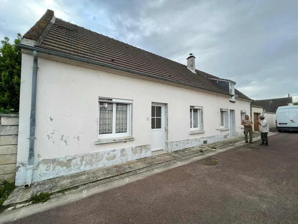 Façade avant ravalement Façade de longère abîmée avant travaux de ravalement