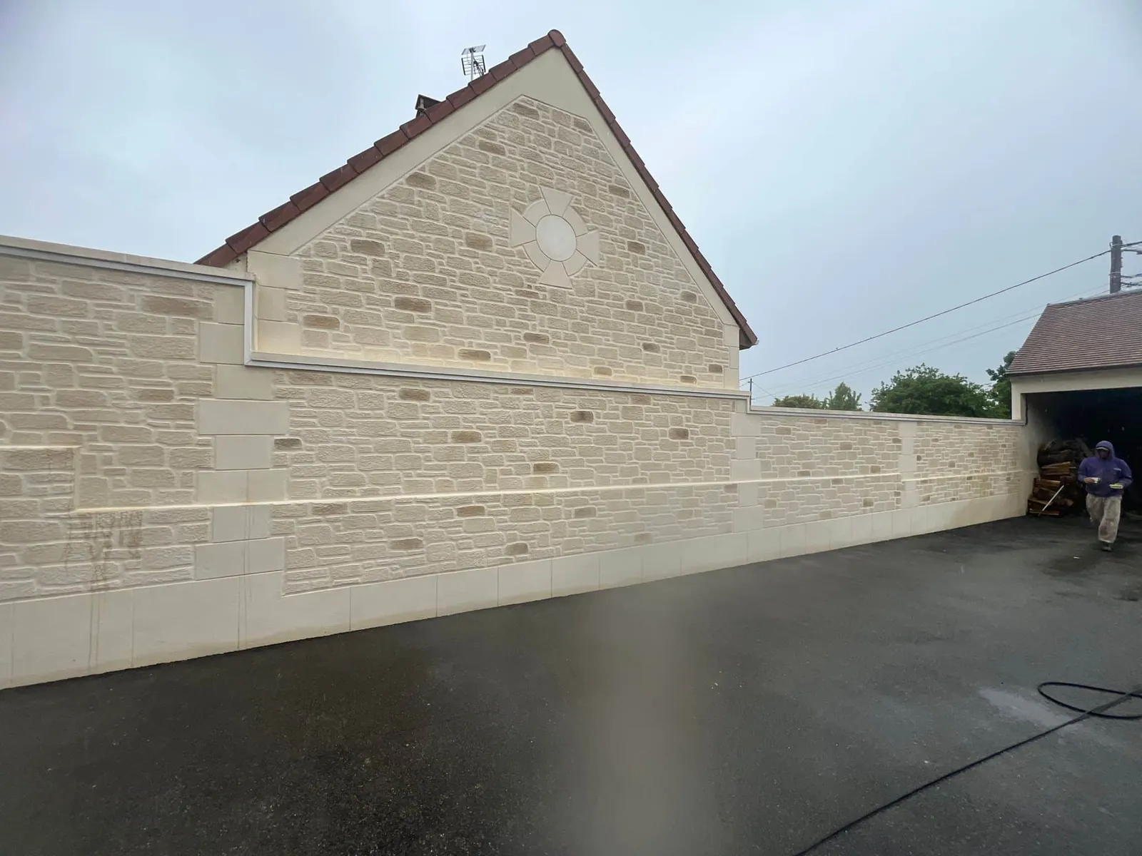 Nettoyage haute pression d'un mur et d'un pignon en imitation pierre