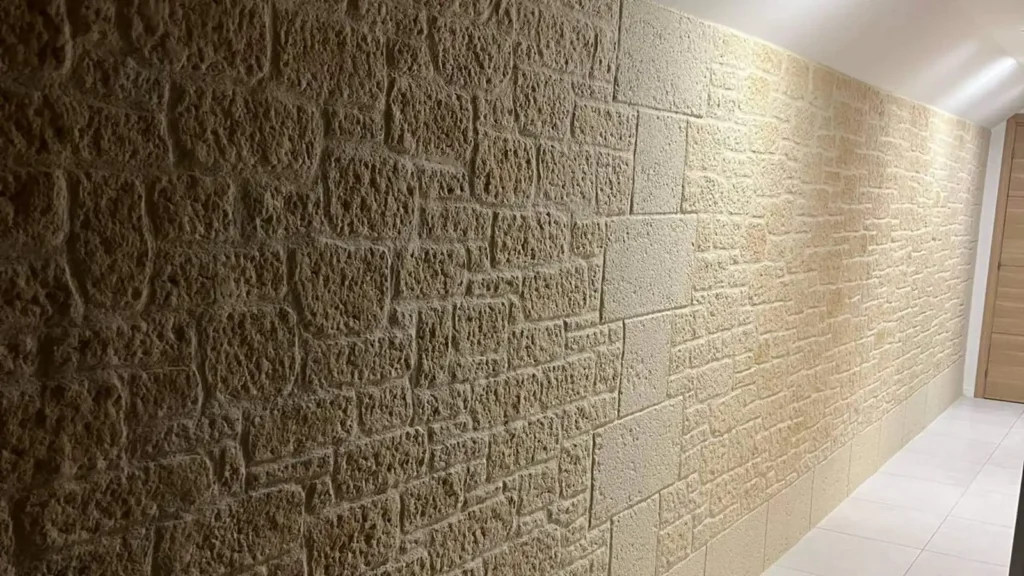 Mur habillé d'un parement à aspect pierre rustique
