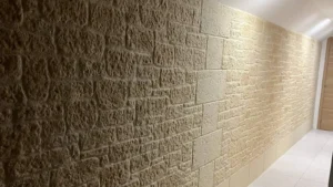 Mur habillé d'un parement à aspect pierre rustique