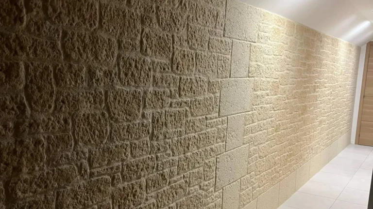 Mur habillé d'un parement à aspect pierre rustique