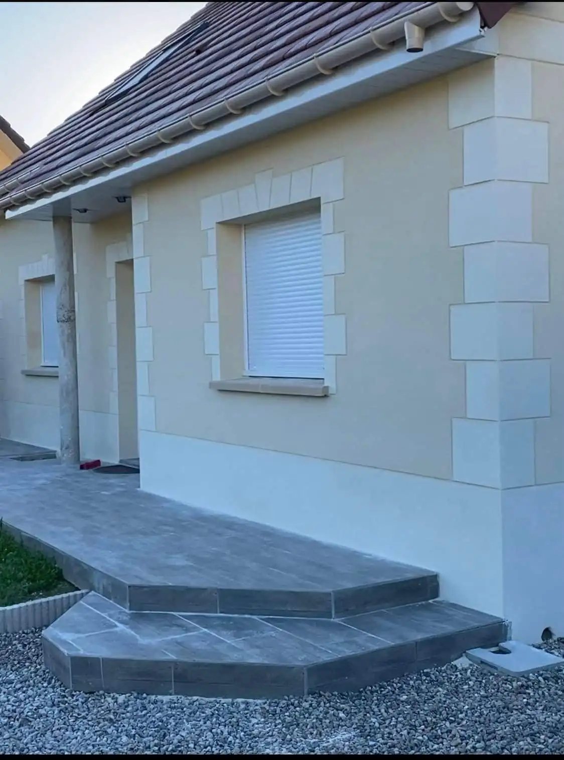 Entrée de maison ravalée en blanc avec chaînages d'angle imitation pierre