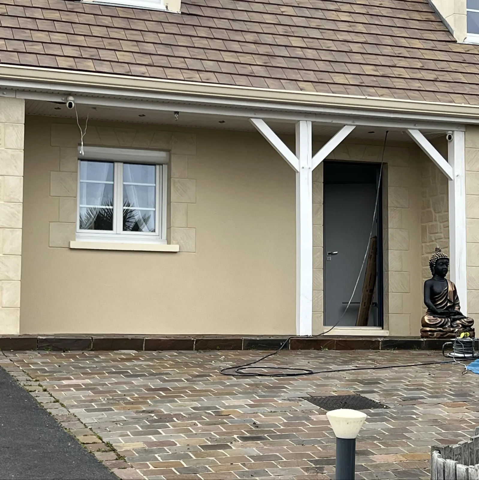 Façade ravalée en enduit avec auvent en bois