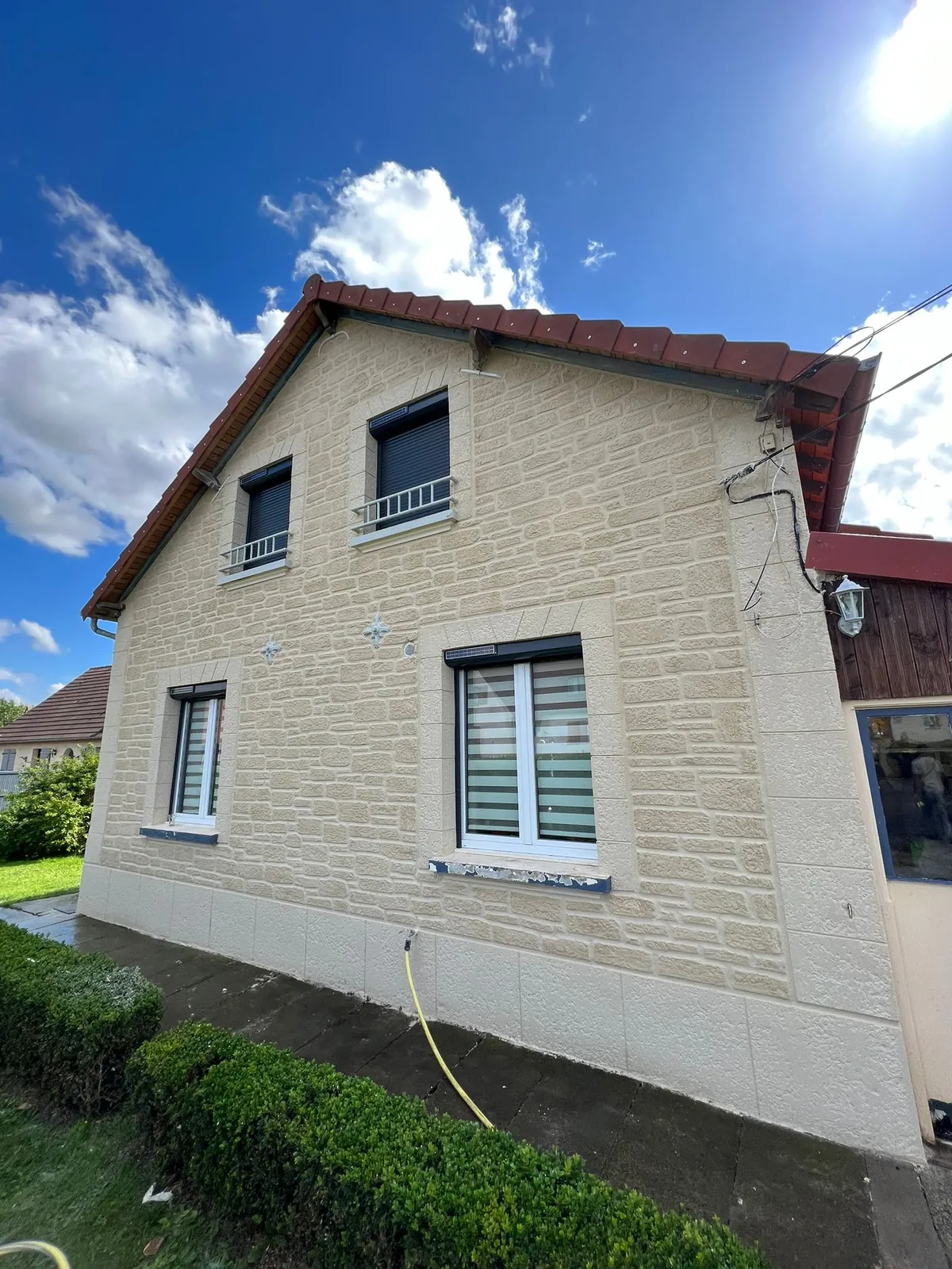 Maison à étage après ravalement de façade en imitation pierre