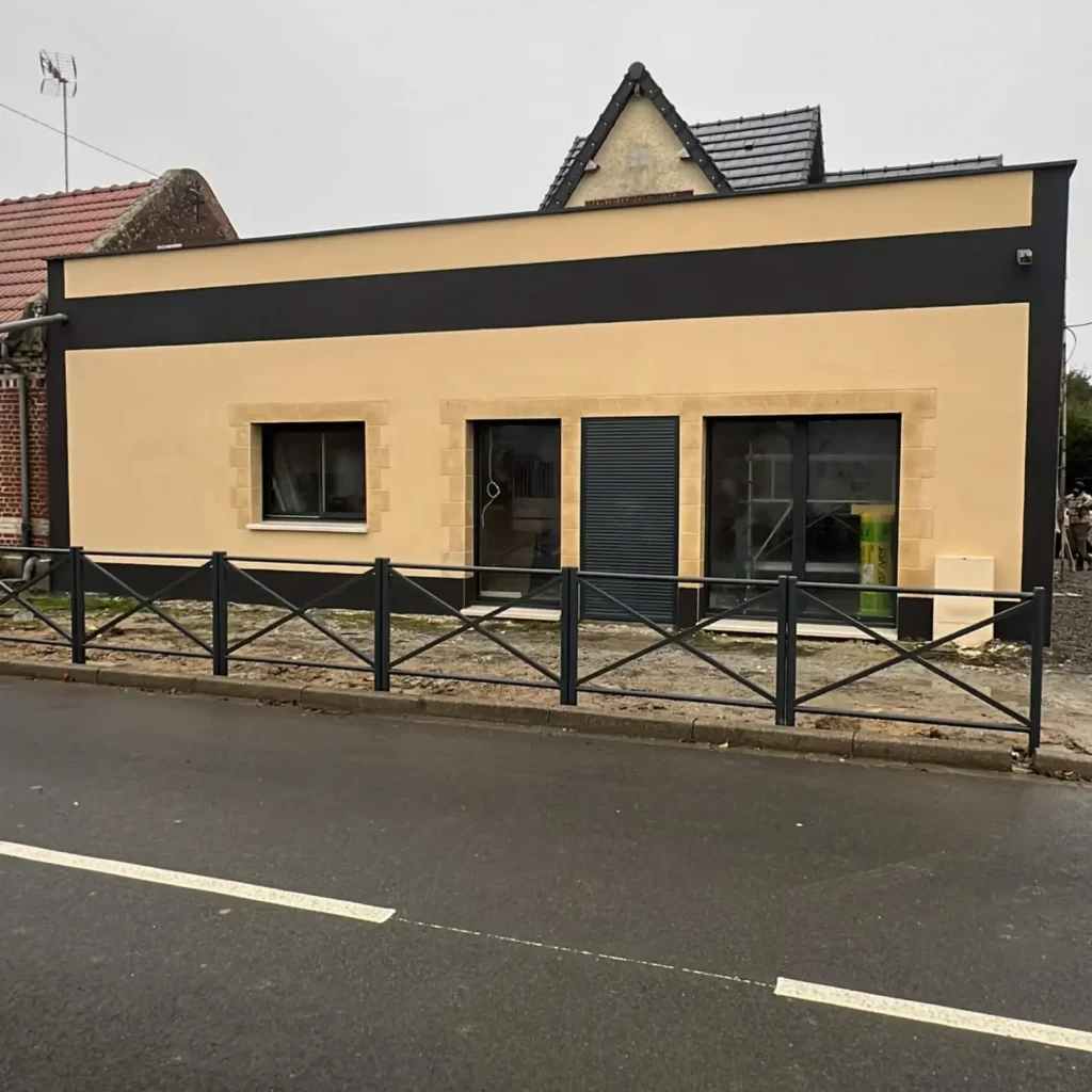 Façade de local commercial ravalée en enduit