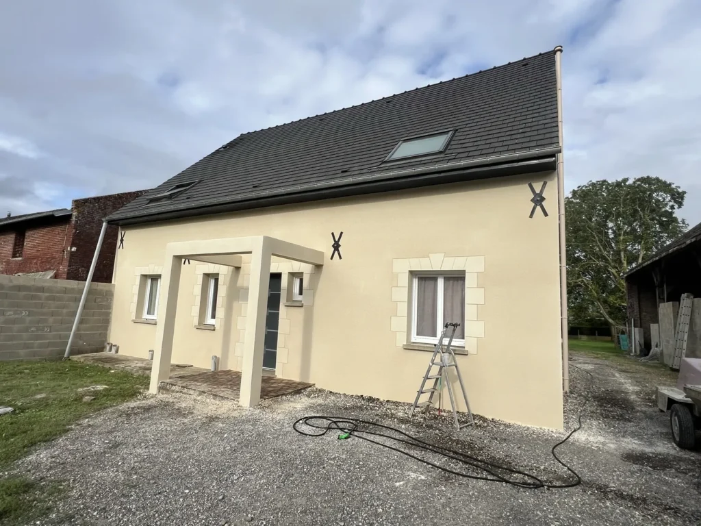 Maison ravalée en enduit crème en fin de chantier