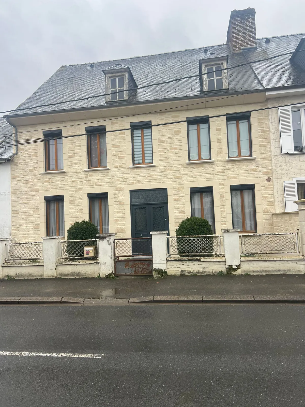 Façade de maison de village rénovée en imitation pierre