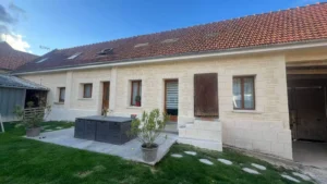 Longère ravalée en enduit clair avec jardin