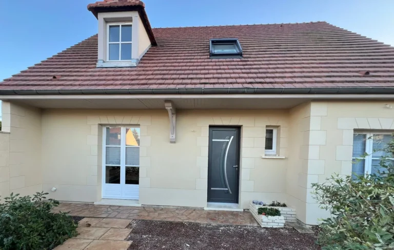 Ravalement d'une maison individuelle en enduit avec chaînages imitation pierre