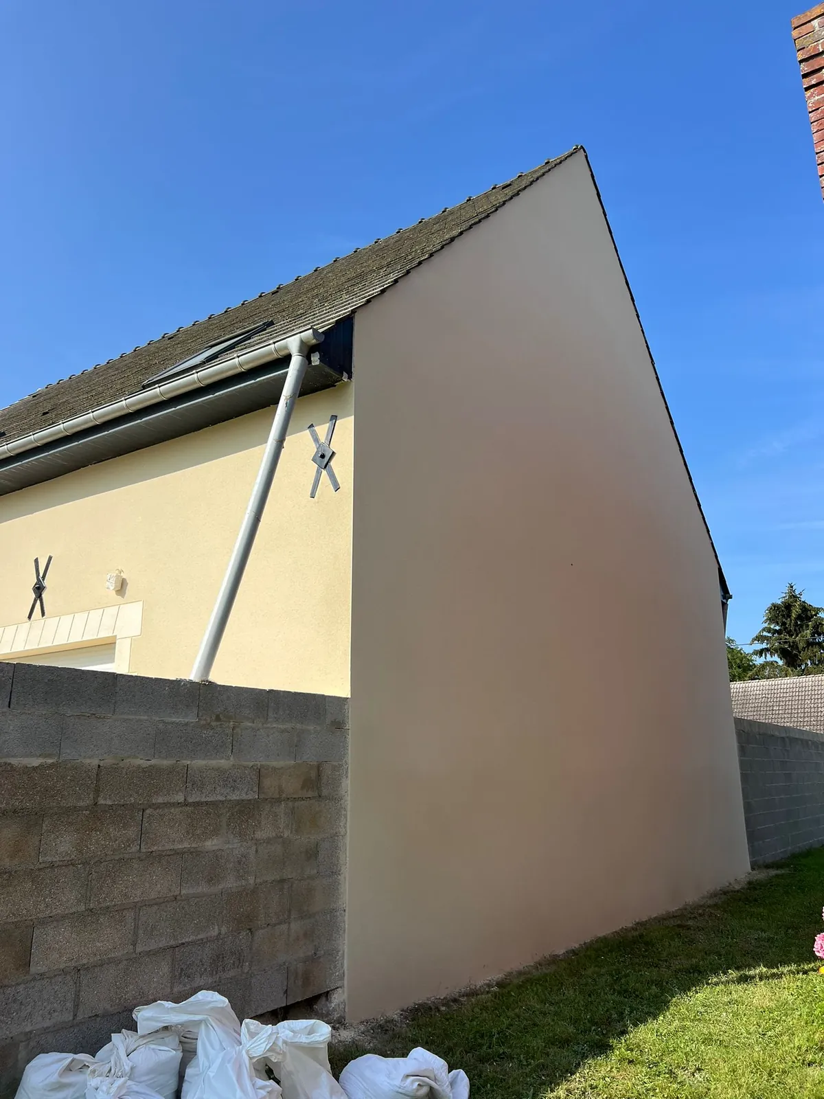 Pignon en enduit et muret imitation pierre après ravalement
