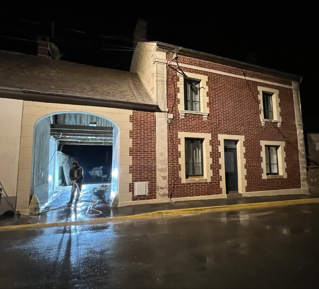 Rénovation d'une façade en brique avec joints décoratifs