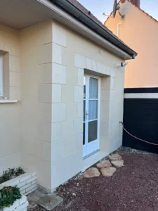 Façade crépie rénovée avec un enduit clair