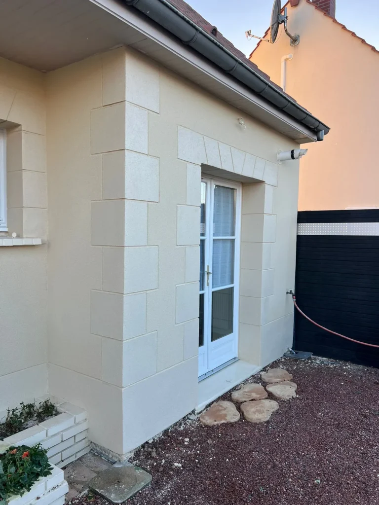 Façade crépie rénovée avec un enduit clair