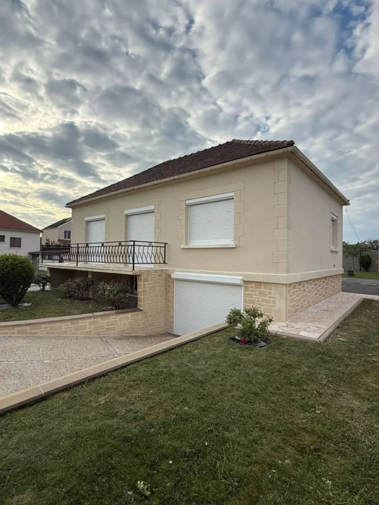 Maison à façade crépie rénovée dans l'Oise