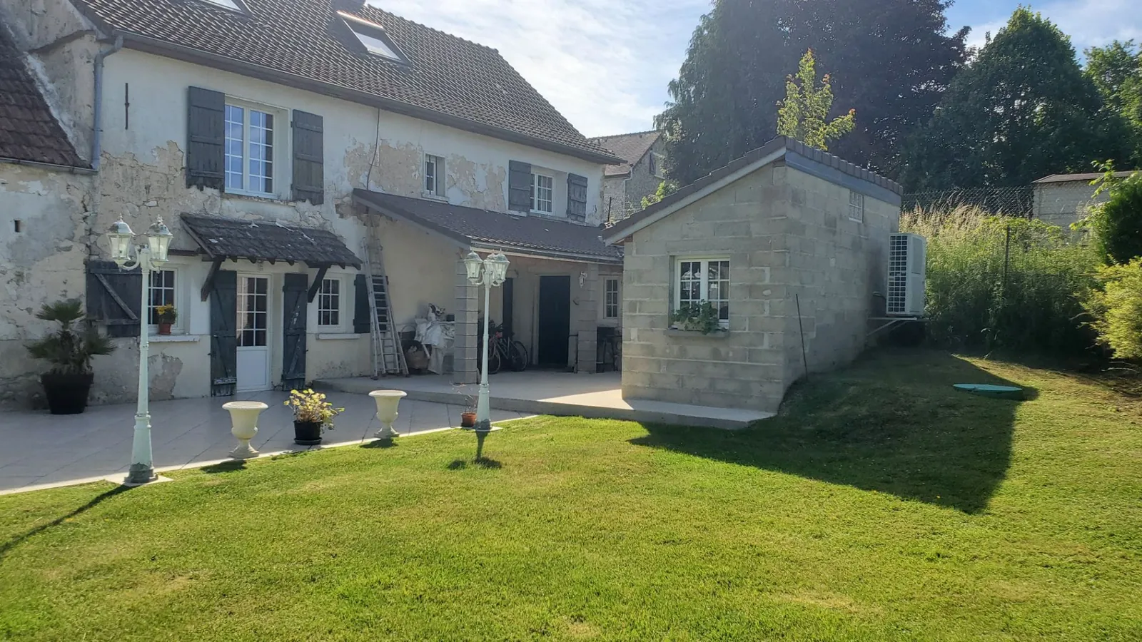 Maison avec façade rénovée et jardin paysager dans l'Oise