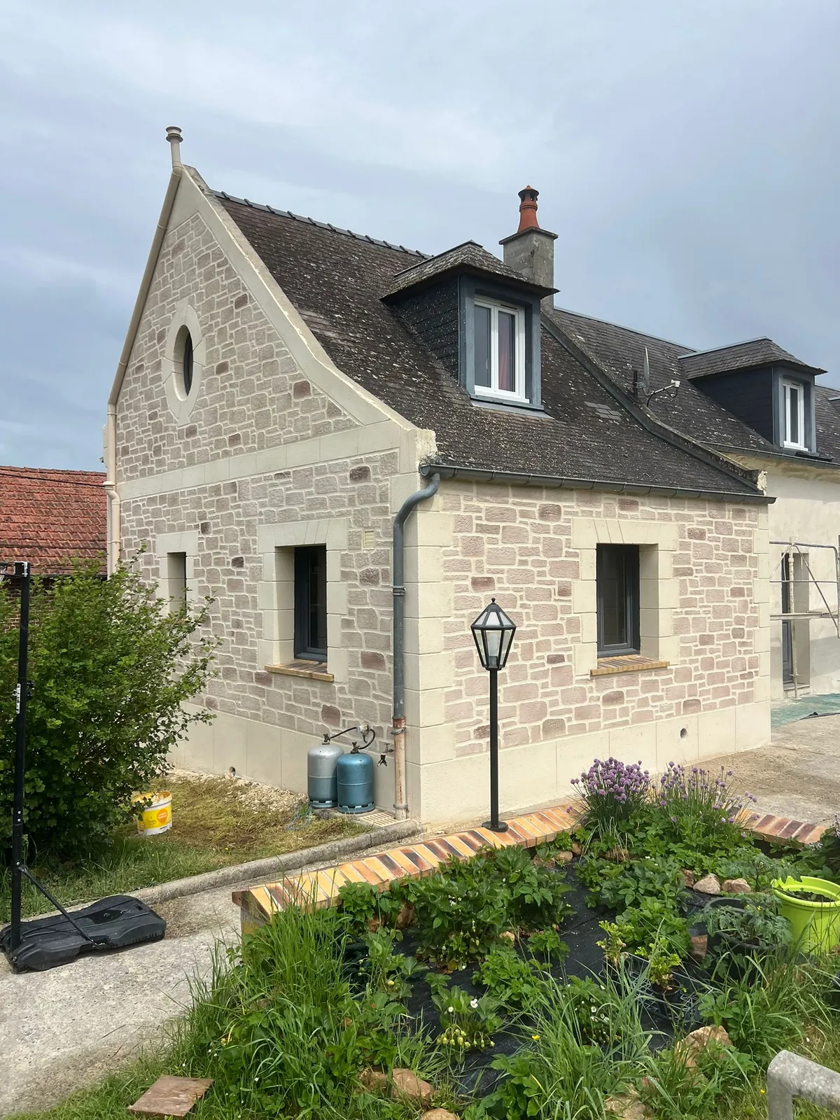 Maison ancienne en pierre après rénovation complète de façade